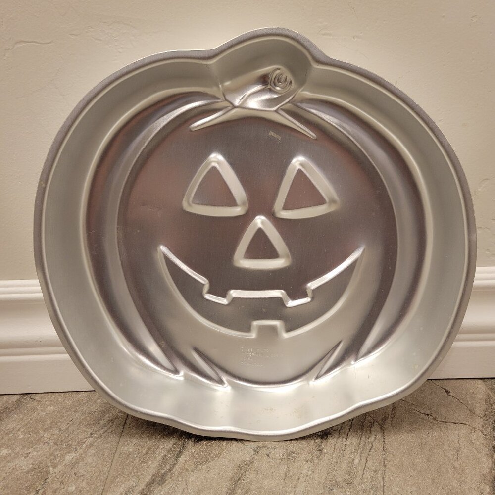 Wilton HALLOWEEN Pumpkin Face Cake Pan Mold Jack O Lantern 1981 Aluminum.